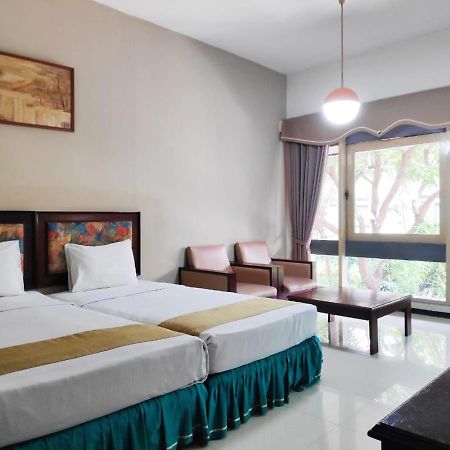 New Grand Park Hotel Surabaya Esterno foto