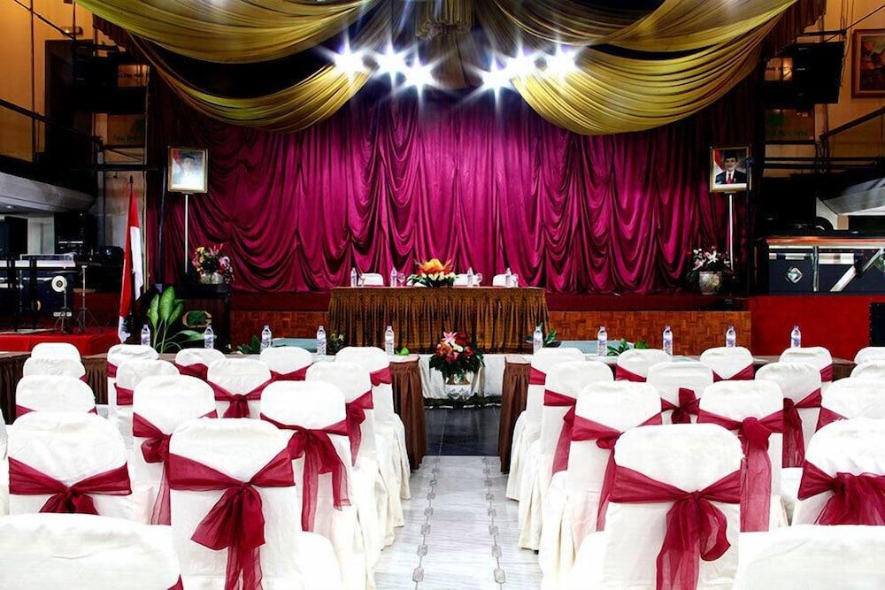 New Grand Park Hotel Surabaya Esterno foto