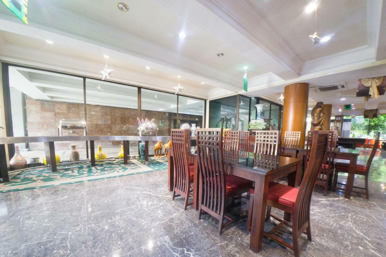 New Grand Park Hotel Surabaya Esterno foto