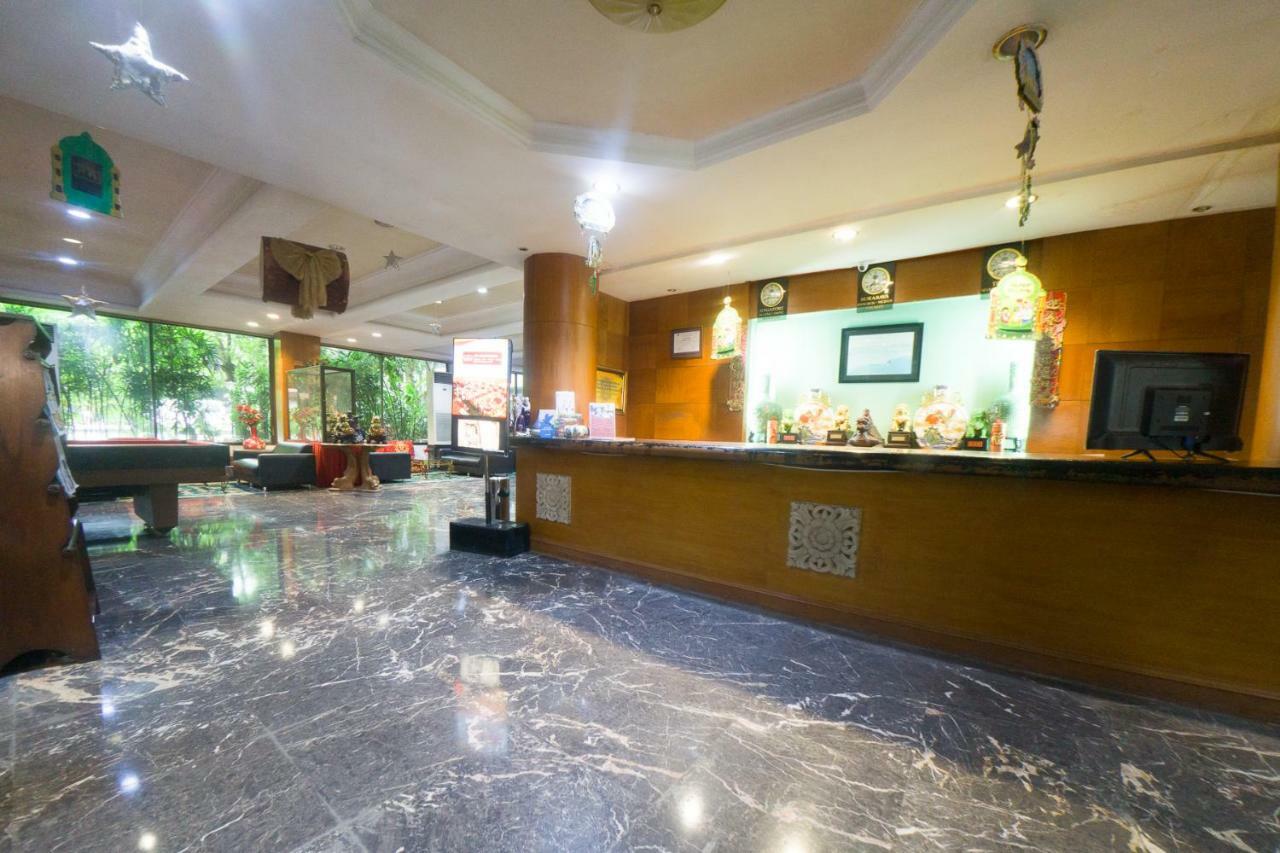 New Grand Park Hotel Surabaya Esterno foto