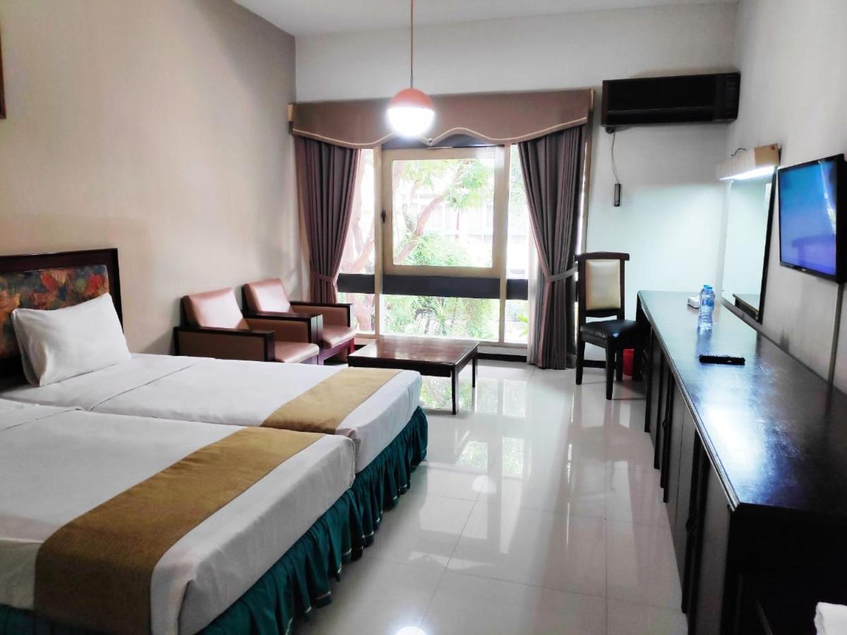 New Grand Park Hotel Surabaya Esterno foto